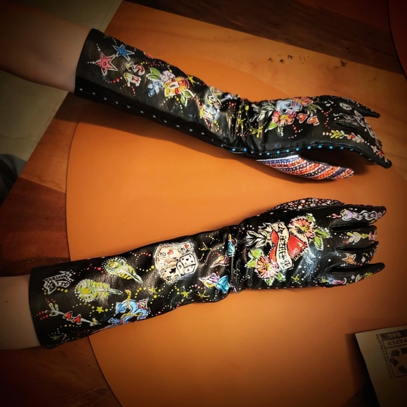 Vintage lady's leather gloves. Custom painted. - Picture 6 of 6